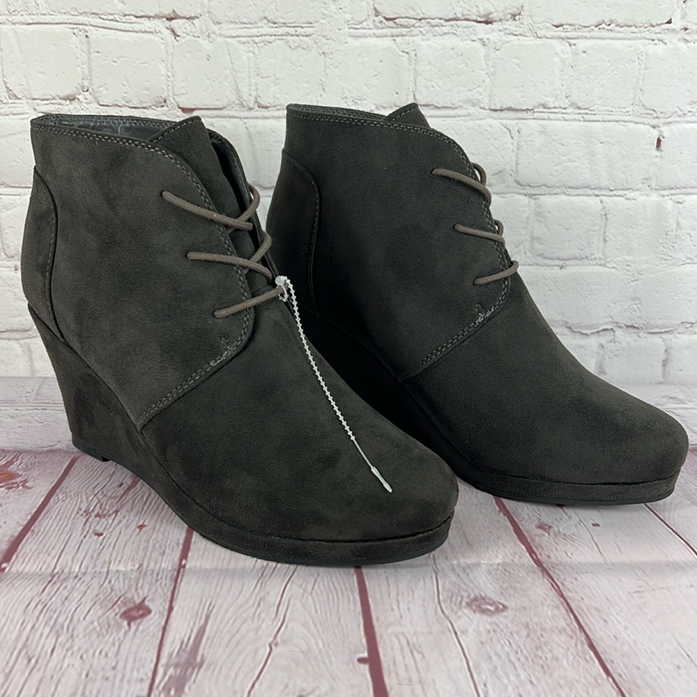 JOURNEE COLLECTION Enter Wedge Laced Booties Size 8.5